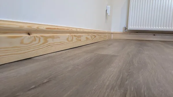 plinta din polimer sau plinta din lemn