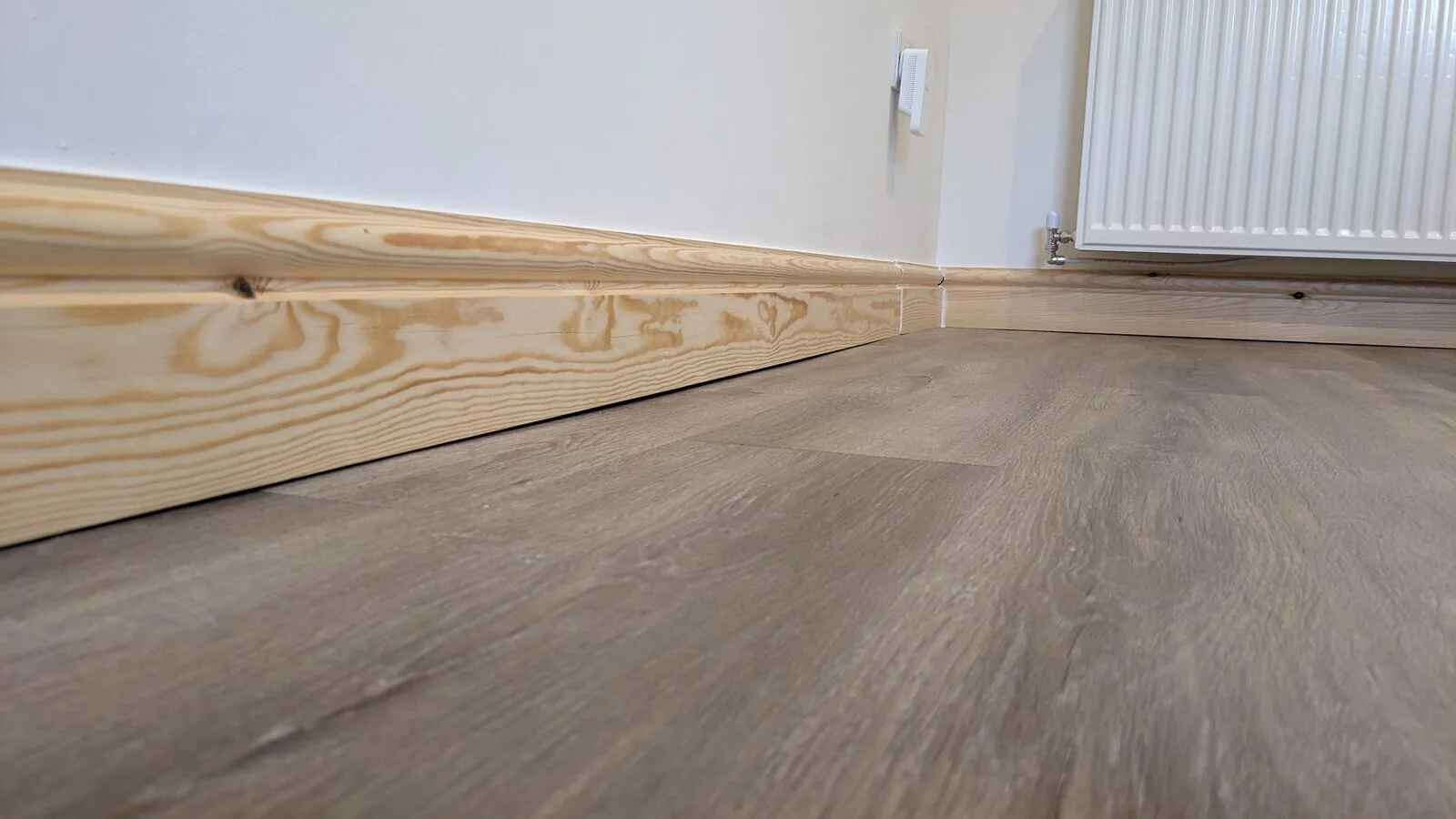 plinta din polimer sau plinta din lemn