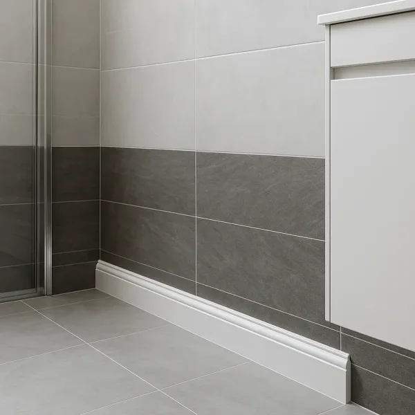 Plinta duropolimer rezistenta la umezeala montata intr-o baie moderna