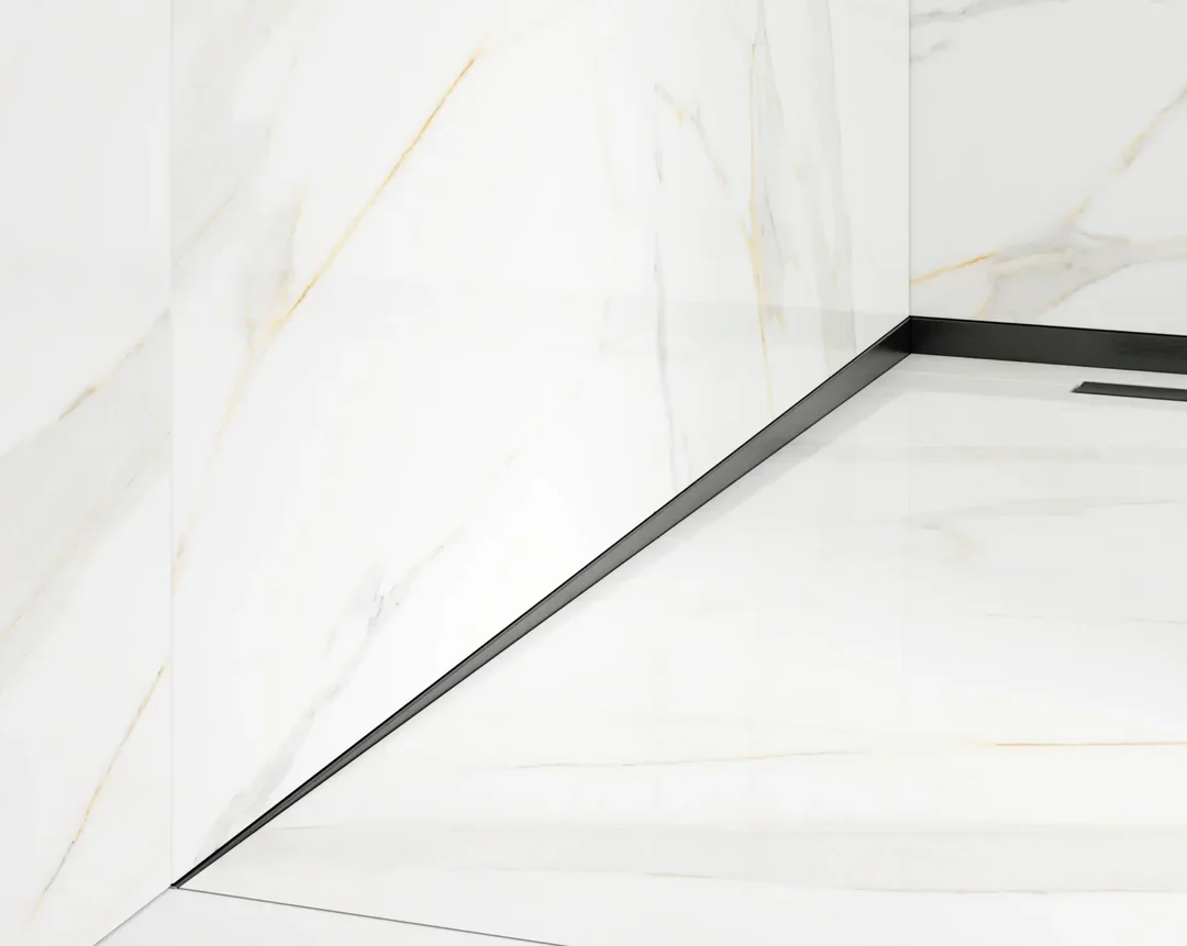 Profil compensare pardoseala–perete negru periat – drenaj perfect